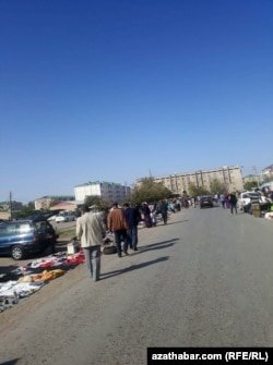 В Туркменабаде население продает на улицах свое имущество. Сентябрь, 2020