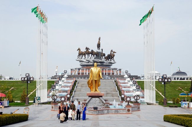 Покрытая золотом статуя Сапармурата Ниязова в&nbsp;Ашхабаде, 2007 год. В&nbsp;2010-м она была демонтирована, а&nbsp;в&nbsp;ноябре 2011-го установлена на&nbsp;окраине города