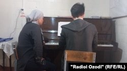 Саида Рустамова обучает музыке