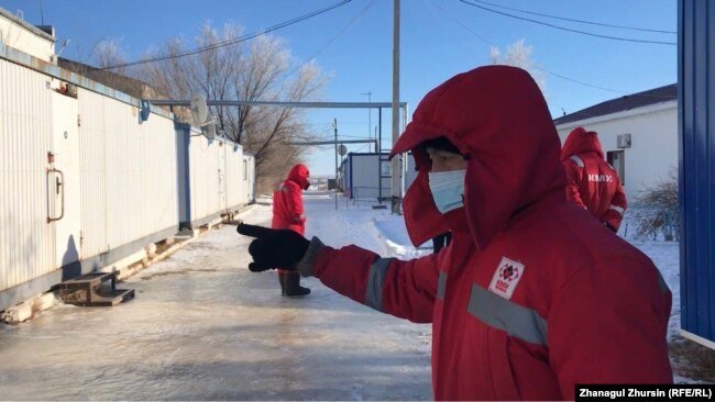 Ереуілге шыққан жұмысшылар кезекпен жатақханаға барып бой жылытып, кезектесіп ас ішеді. Көкжиде кеніші, Темір ауданы, Ақтөбе облысы, 27 қаңтар 2021 жыл.