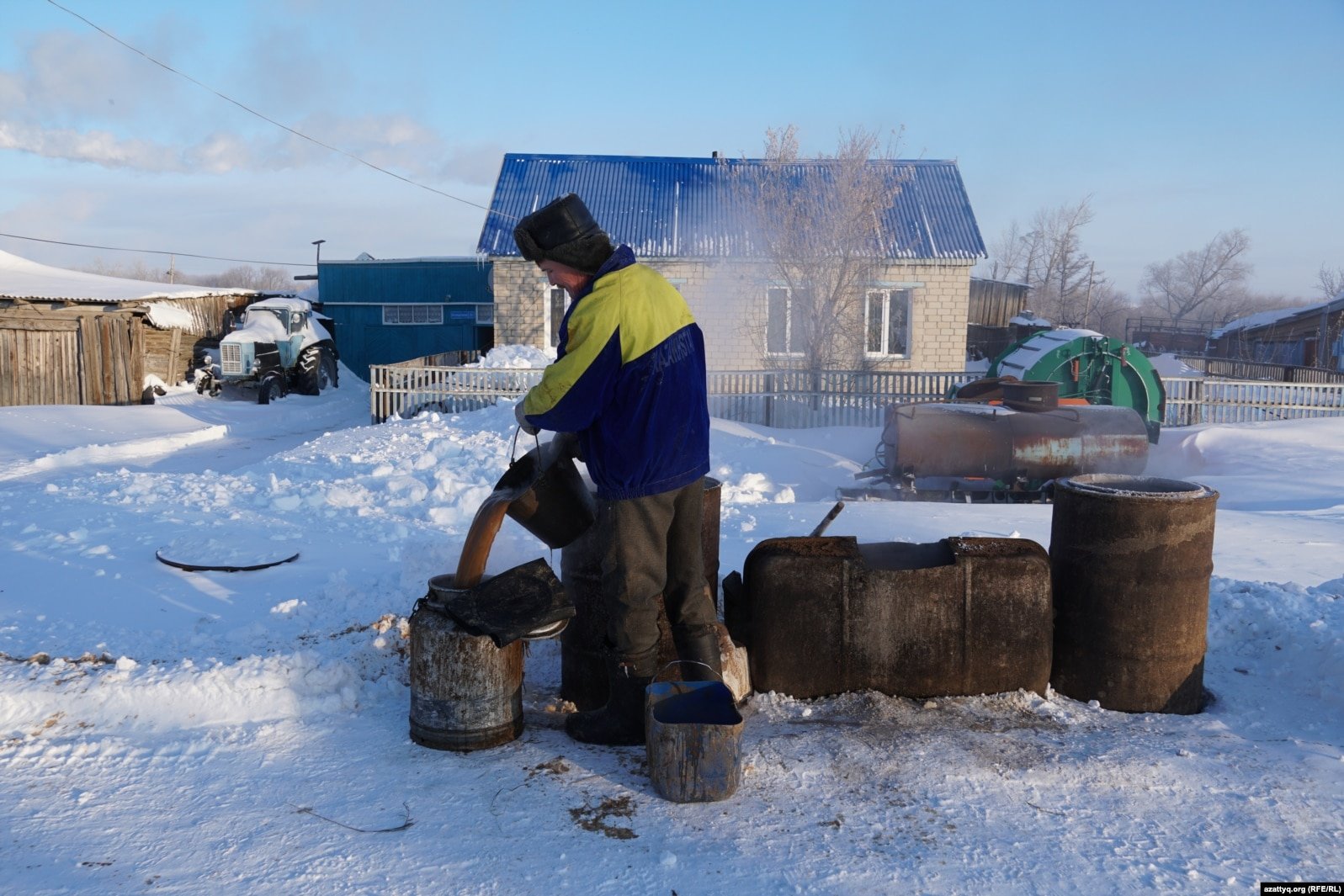 Ауыл тұрғыны барданы құйып жатыр. Айдабол ауылы Ақмола облысы, 26 ақпан 2021 жыл.