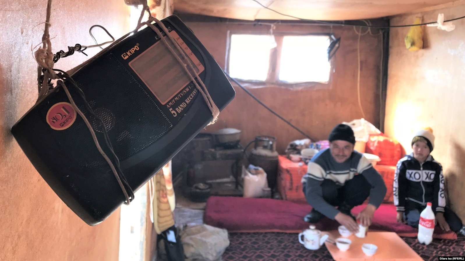 Радиоприемник — единственное средство связи с внешним миром. Телефонная связь здесь не ловит, интернета нет и подавно