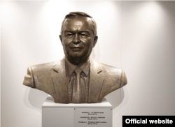 Бюст Ислама Каримова.