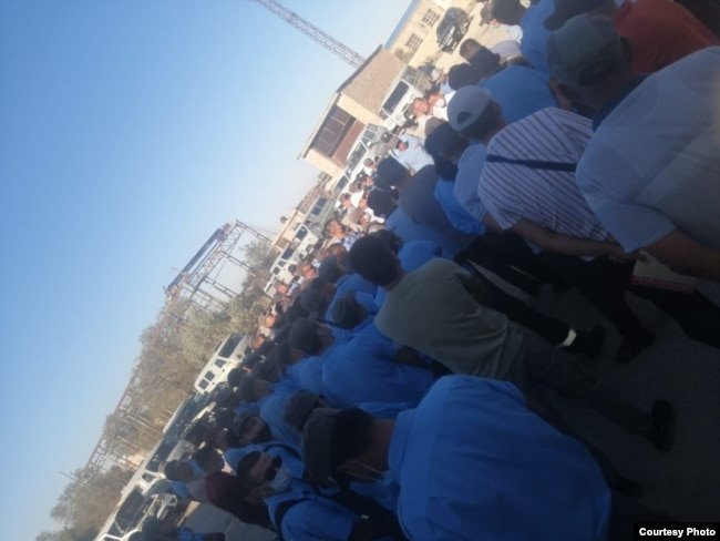 KMG-Securiy компаниясының Жаңаөзендегі бөлімшесінің жқұмысшылары ереуіл жасап тұр. Жаңаөзен, 13 шілде 2021 жыл. Оқырман жіберген сурет.