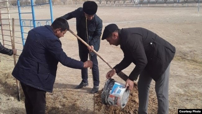 Мактаб ўқитувчилари кўчат ўтказмоқда. Миришкор тумани.