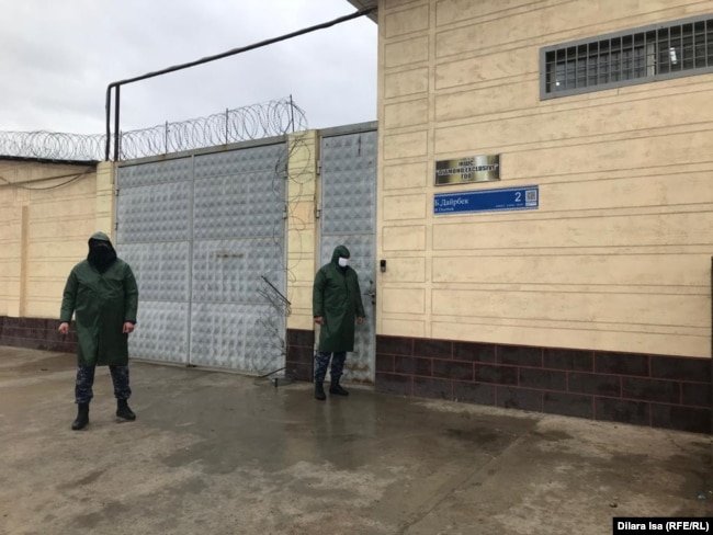 Полицейский наряд вокруг цеха по изготовлению золотых изделий. Шымкент, 4 апреля 2021 года.