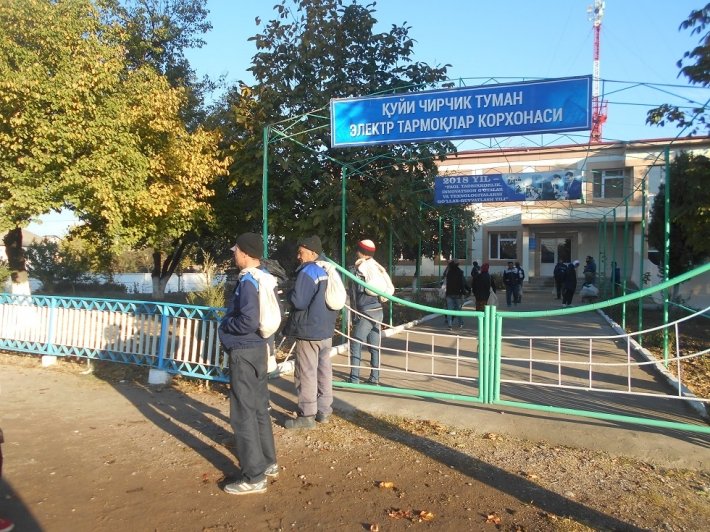 Работники предприятия электросетей Куйичирчикского (Среднечирчикского) района перед отправкой на хлопковые поля. Фото Елены Урлаевой